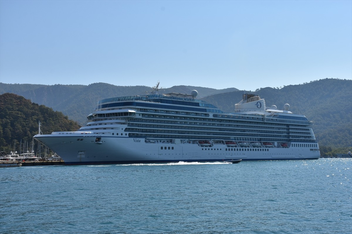 Marshall bayraklı lüks kruvaziyer "Vista" Muğla'nın Marmaris ilçesine geldi. Santori Adası'nın...