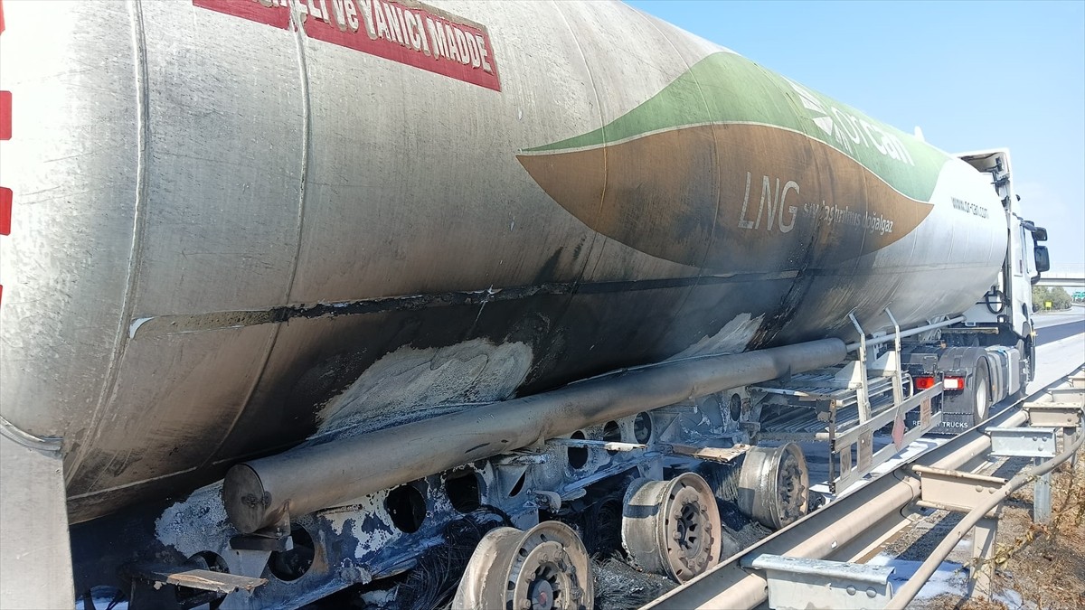 Mersin'in Tarsus ilçesinde sıvılaştırılmış doğal gaz (LNG) yüklü tankerin tekerleklerinde çıkan...