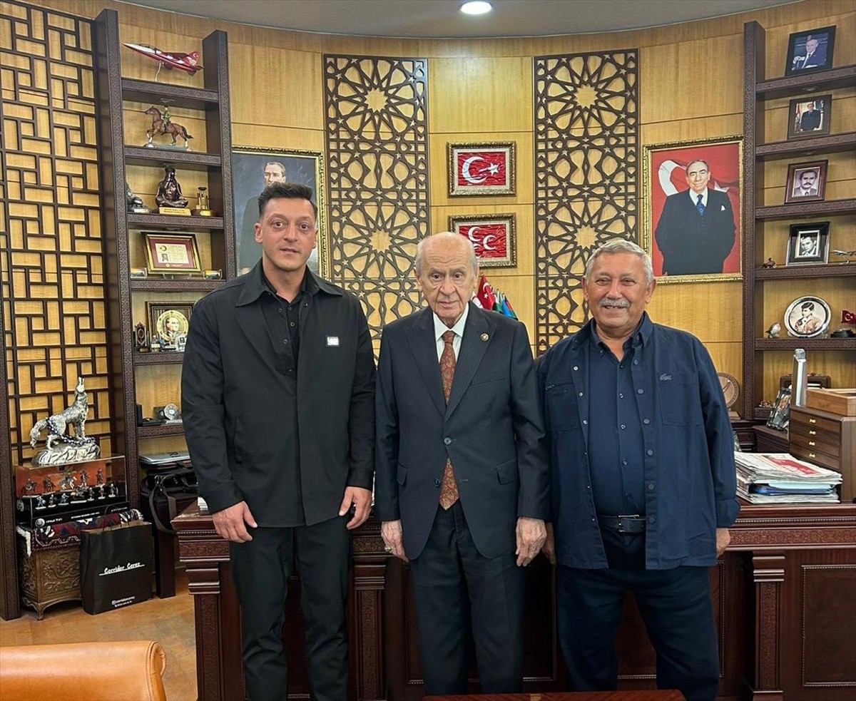 MHP Genel Başkanı Devlet Bahçeli, eski futbolcu Mesut Özil ile görüştü.