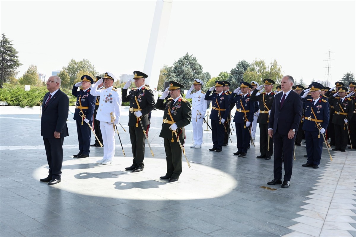 Milli Savunma Bakanı Yaşar Güler, beraberinde Genelkurmay Başkanı Orgeneral Metin Gürak, Kara...