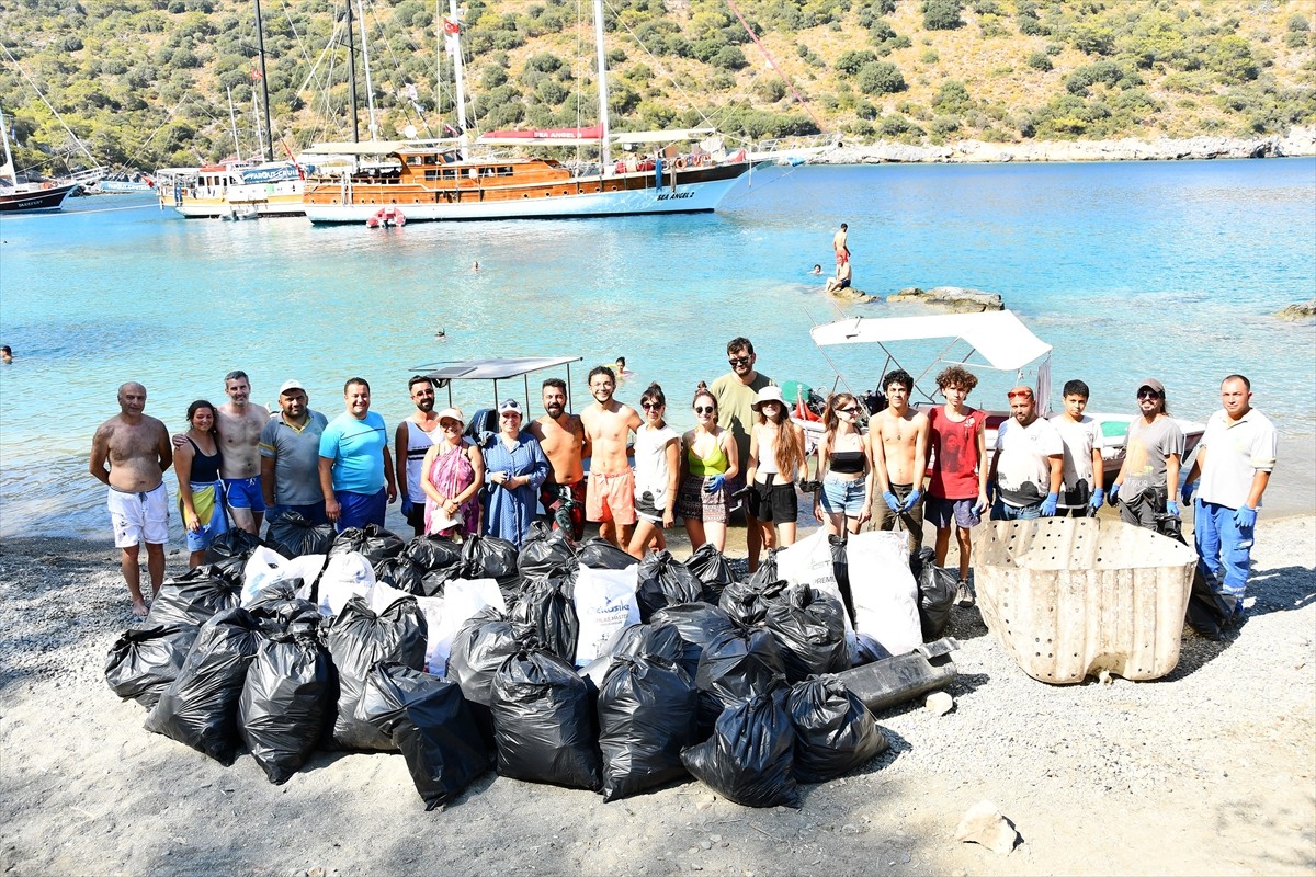 Muğla'nın Fethiye ilçesinde, karadan araçla ulaşımı olmayan deniz kenarında yapılan temizlikte 50...