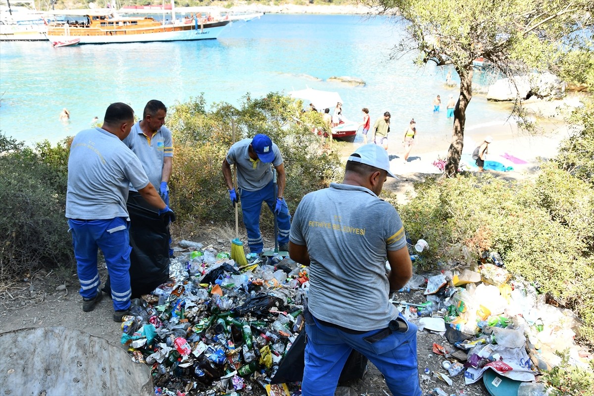 Muğla'nın Fethiye ilçesinde, karadan araçla ulaşımı olmayan deniz kenarında yapılan temizlikte 50...