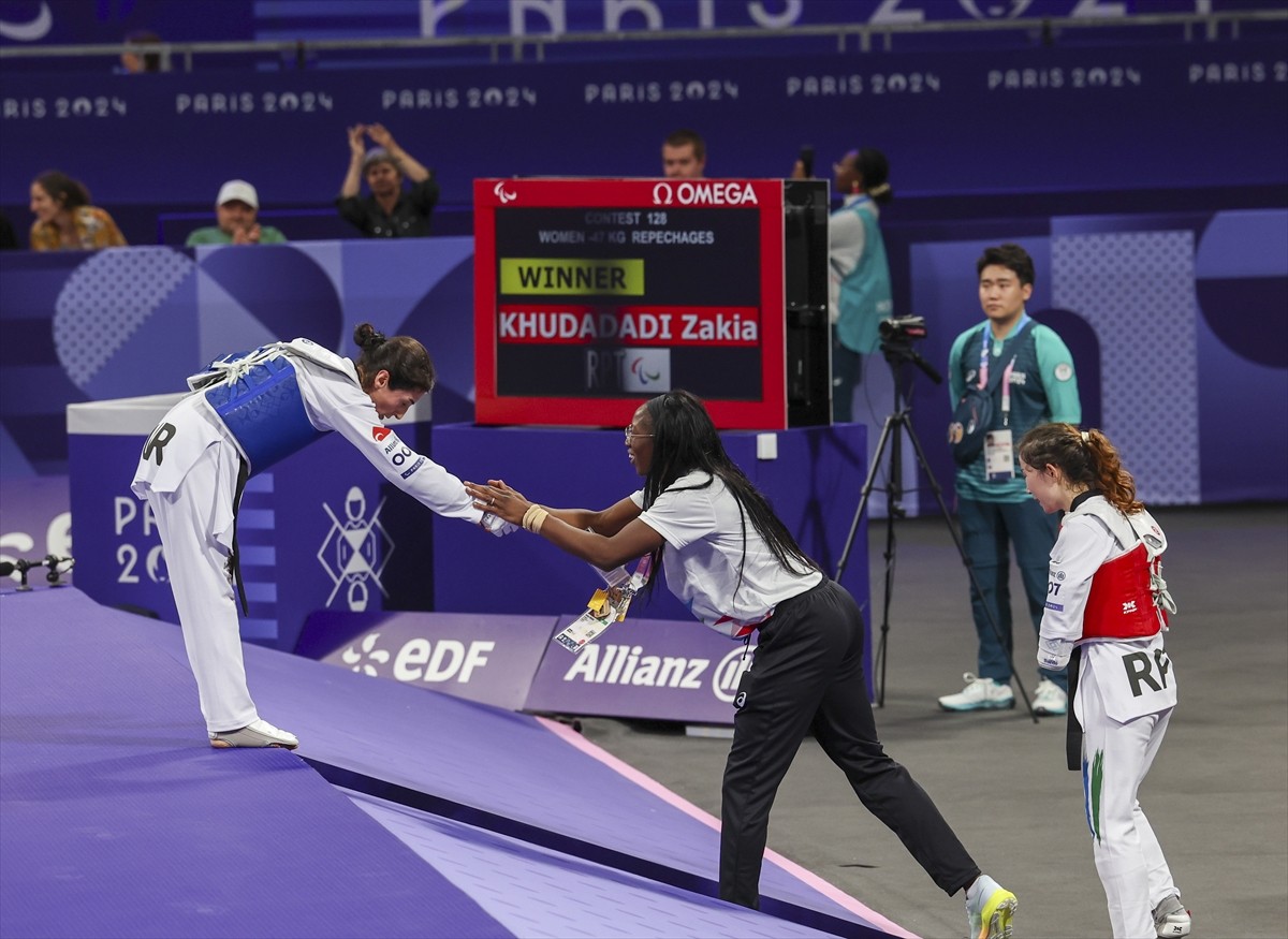 Paris 2024 Paralimpik Oyunları'nda milli tekvandocu Nurcihan Ekinci Gül (mavi), kadınlar K44 47...