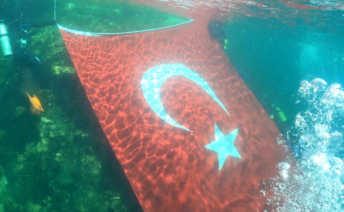 Şanlıurfa'nın Birecik ilçesinde dalgıçlar Fırat Nehri'nde Türk bayrağı açarak 30 Ağustos Zafer...