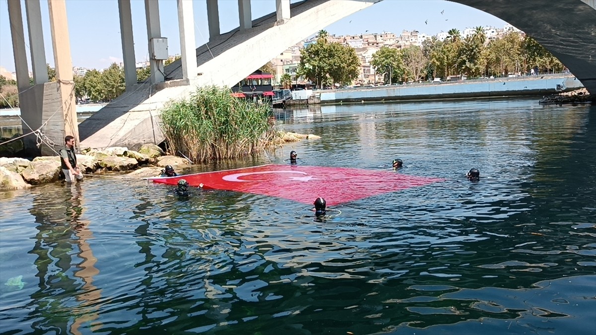 Şanlıurfa'nın Birecik ilçesinde dalgıçlar Fırat Nehri'nde Türk bayrağı açarak 30 Ağustos Zafer...