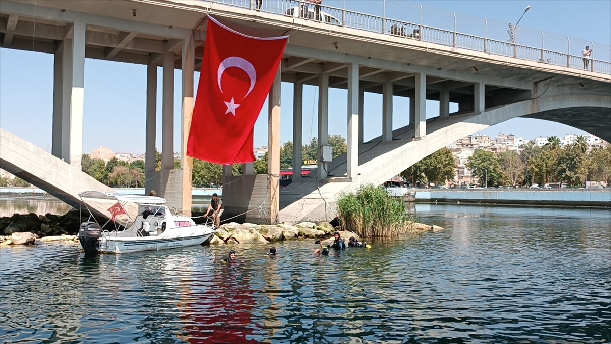 Şanlıurfa'nın Birecik ilçesinde dalgıçlar Fırat Nehri'nde Türk bayrağı açarak 30 Ağustos Zafer...