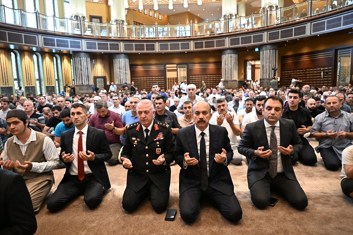 Taksim Camisi'nde 30 Ağustos Zafer Bayramı dolayısıyla şehitler için hatim programı düzenlendi....