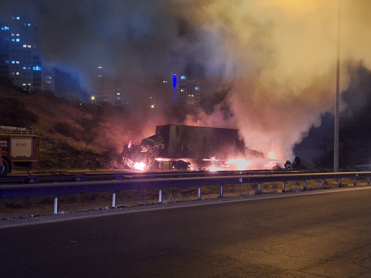 Tarsus'ta iki tırın çarpışması sonucu 1 kişi yaşamını yitirdi, 1 kişi yaralandı.