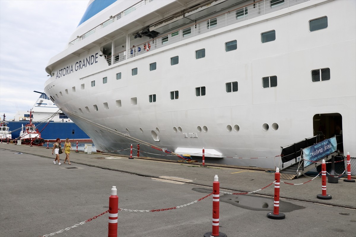 Türkiye'deki çeşitli limanlara uğrayan "Astoria Grande" adlı kruvaziyer, 1058 yolcusu ile Trabzon...