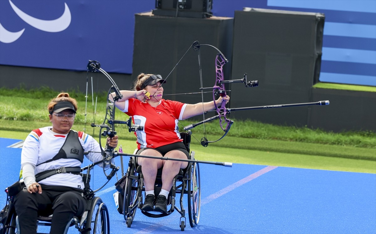 Paris 2024 Paralimpik Oyunları'nda kadınlar makaralı yay son 16 turunda milli para okçu Öznur Cüre...