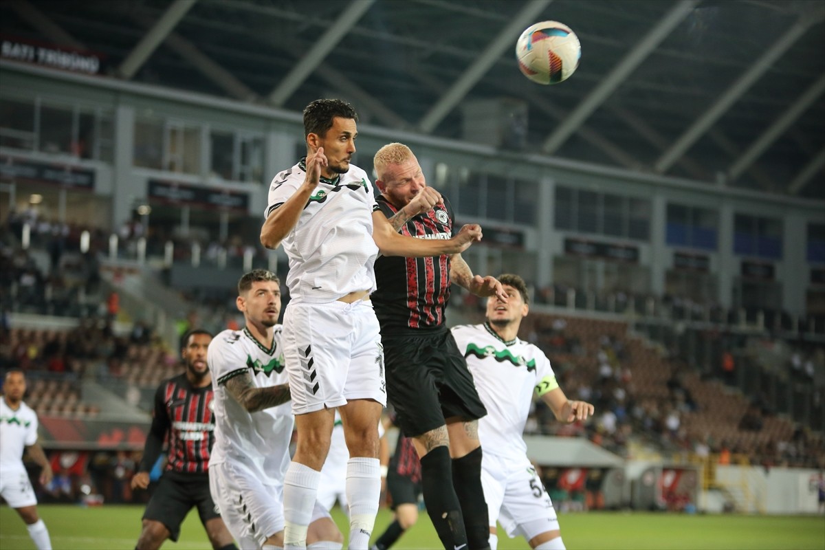 Trendyol 1. Lig'in 4. haftasında Ahlatcı Çorum FK ile Sakaryaspor, Çorum Şehir Stayumu'nda...