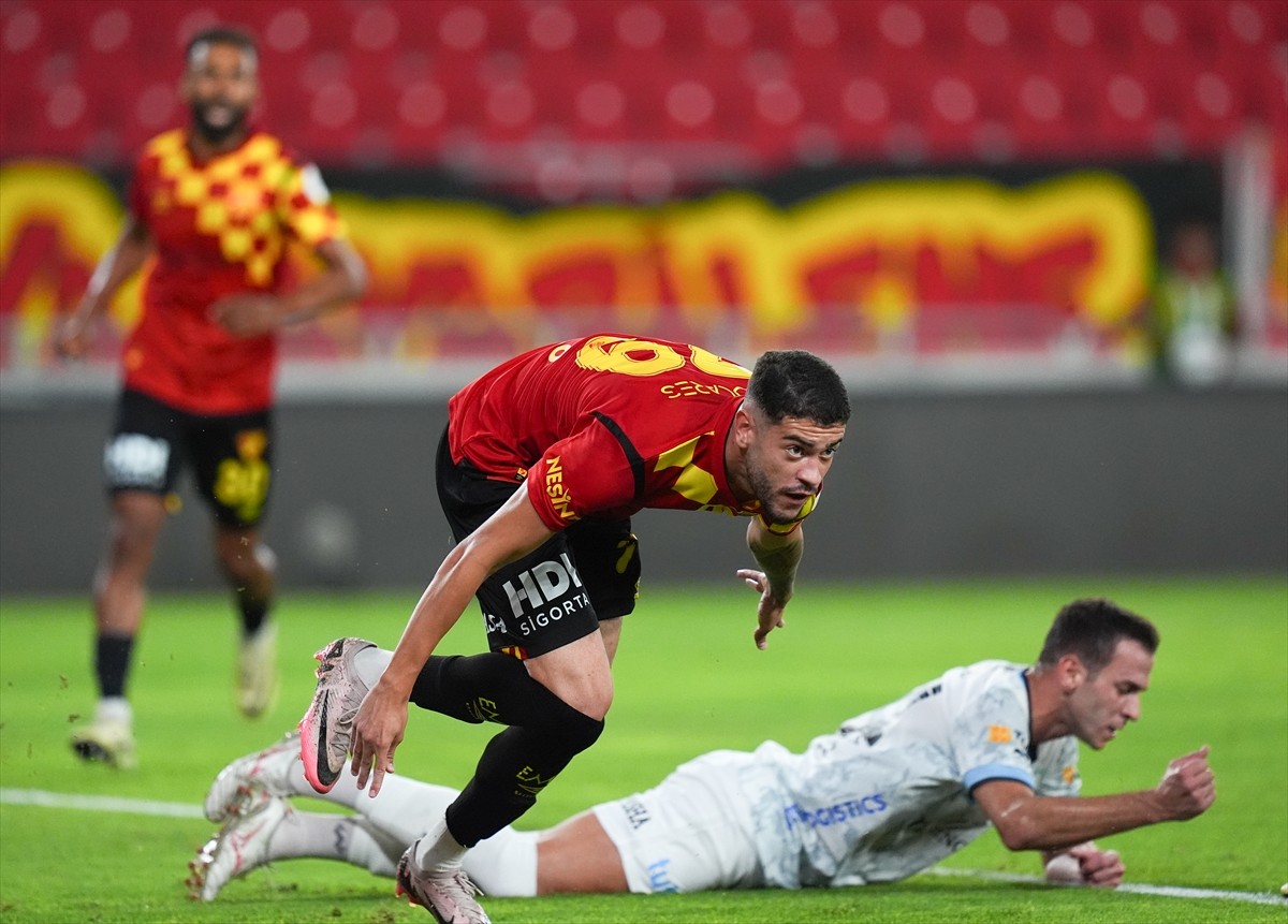 Trendyol Süper Lig'in 4. haftasında Göztepe ile Sipay Bodrum FK takımları, Gürsel Aksel Stadı'nda...