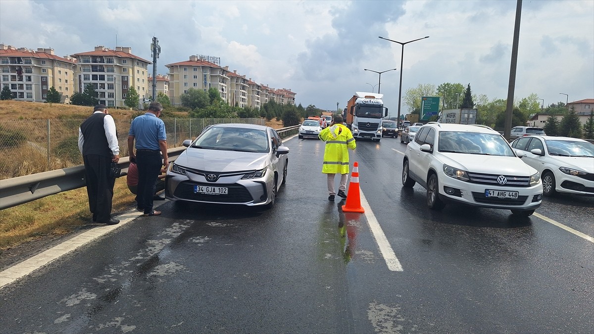 Anadolu Otoyolu'nun Kocaeli geçişinde 4 otomobilin karıştığı zincirleme kazada 2'si çocuk 7 kişi...