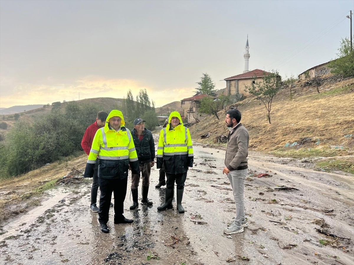 Ankara'nın Çubuk ilçesinde sağanak sonucu sel ve su baskınları meydana geldi. Kavaklı...