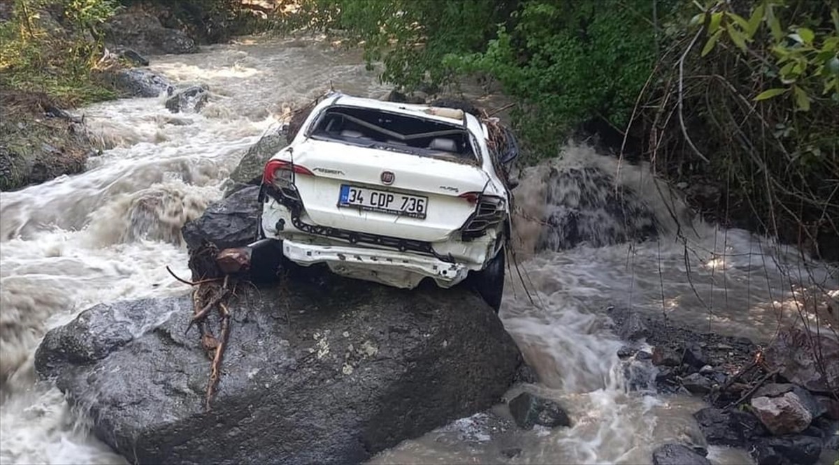 Artvin'de etkili olan sağanak Maden köyünde taşkın ve heyelanlara neden oldu, köy yolu ulaşıma...