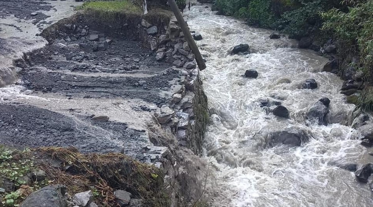 Artvin'de etkili olan sağanak Maden köyünde taşkın ve heyelanlara neden oldu, köy yolu ulaşıma...