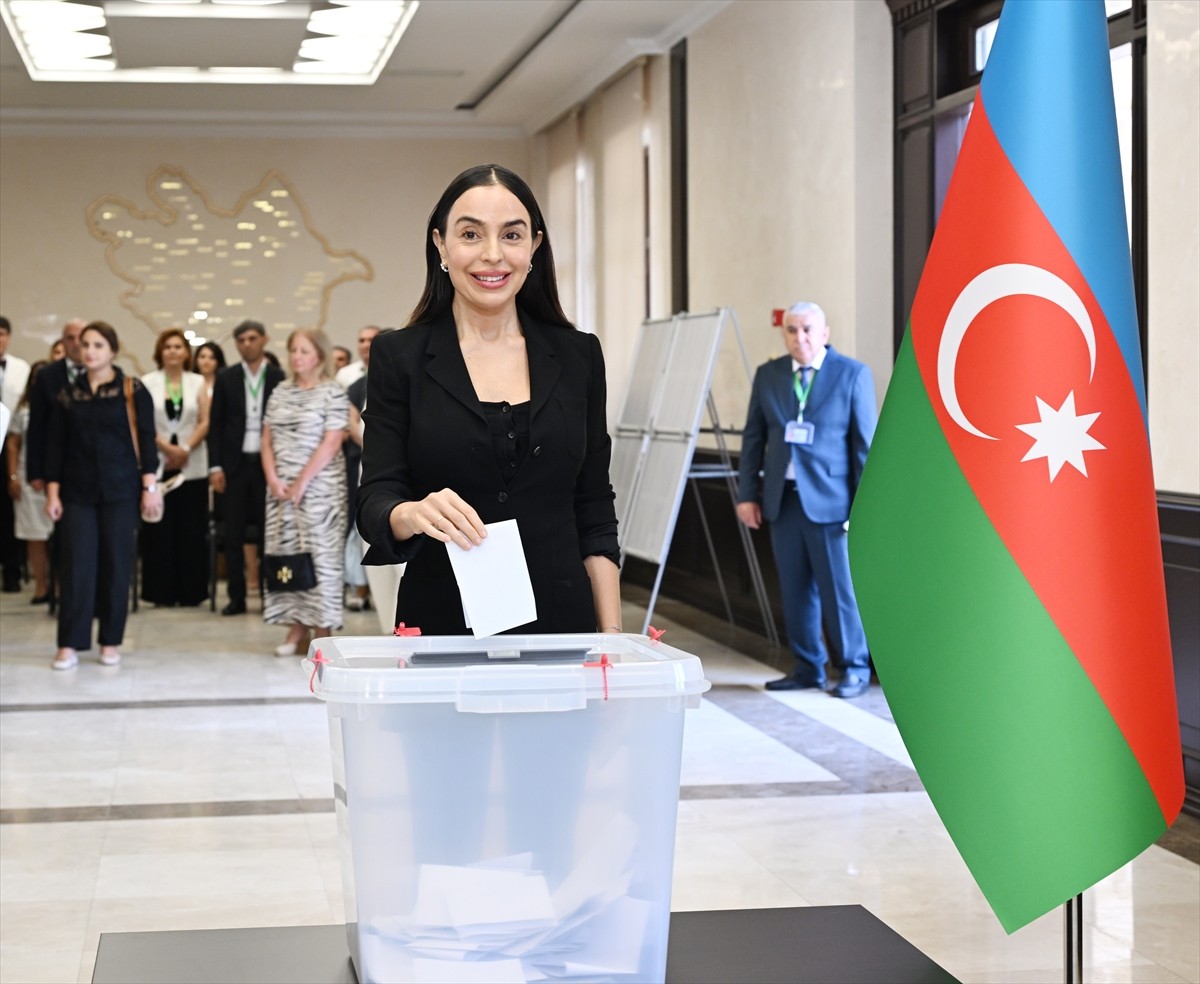 Azerbaycan Cumhurbaşkanı İlham Aliyev, ülkede yapılan 7. Dönem Milli Meclis Seçimlerinde oyunu...