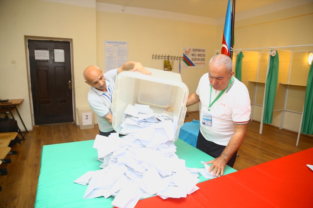 Azerbaycan'da milletvekili seçimi için oy kullanma işlemi yerel saatle 19.00'da sona erdi. 