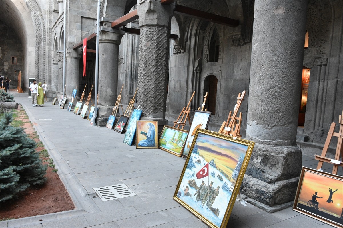 Erzurumlu ressam Fesih Özyurt'un kentin tarihi ve doğasını konu alan "Tabiattan Esintiler" resim...