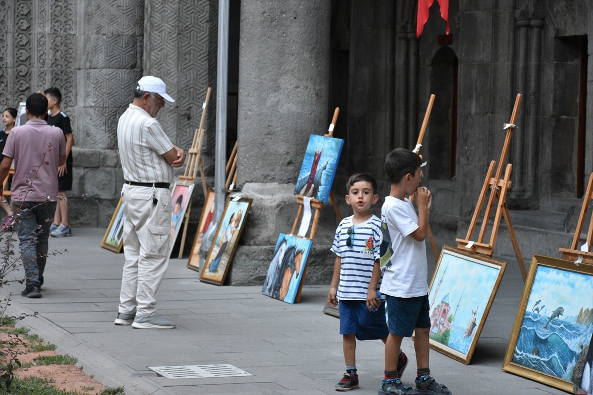 Erzurumlu ressam Fesih Özyurt'un kentin tarihi ve doğasını konu alan "Tabiattan Esintiler" resim...