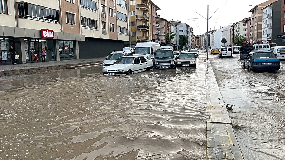 Eskişehir'de kuvvetli sağanak ve dolu hayatı olumsuz etkiledi. Kent merkezinde sağanak ve dolu...