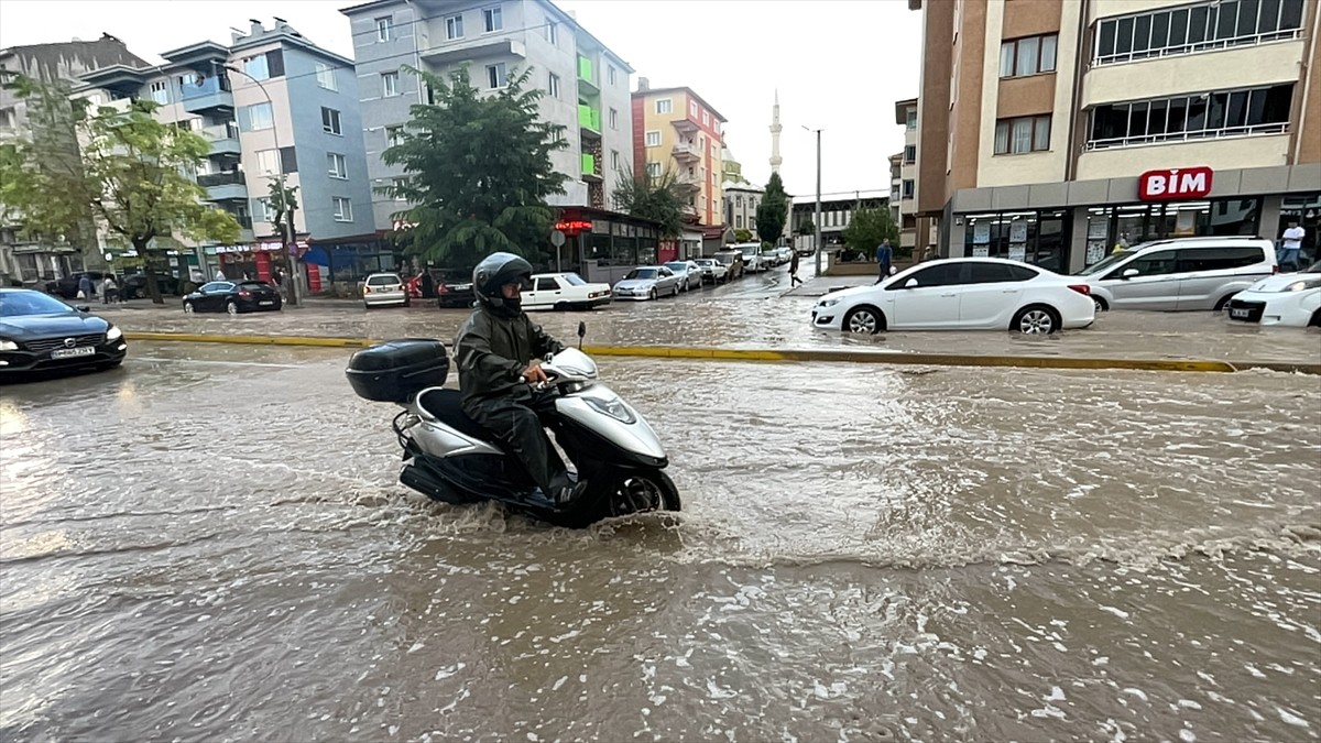 Eskişehir'de kuvvetli sağanak ve dolu hayatı olumsuz etkiledi. Kent merkezinde sağanak ve dolu...