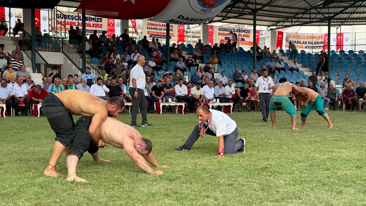 Malatya'nın Darende ilçesinde bu yıl 71'incisi gerçekleştirilen Zengibar Karakucak Güreşleri'nde...