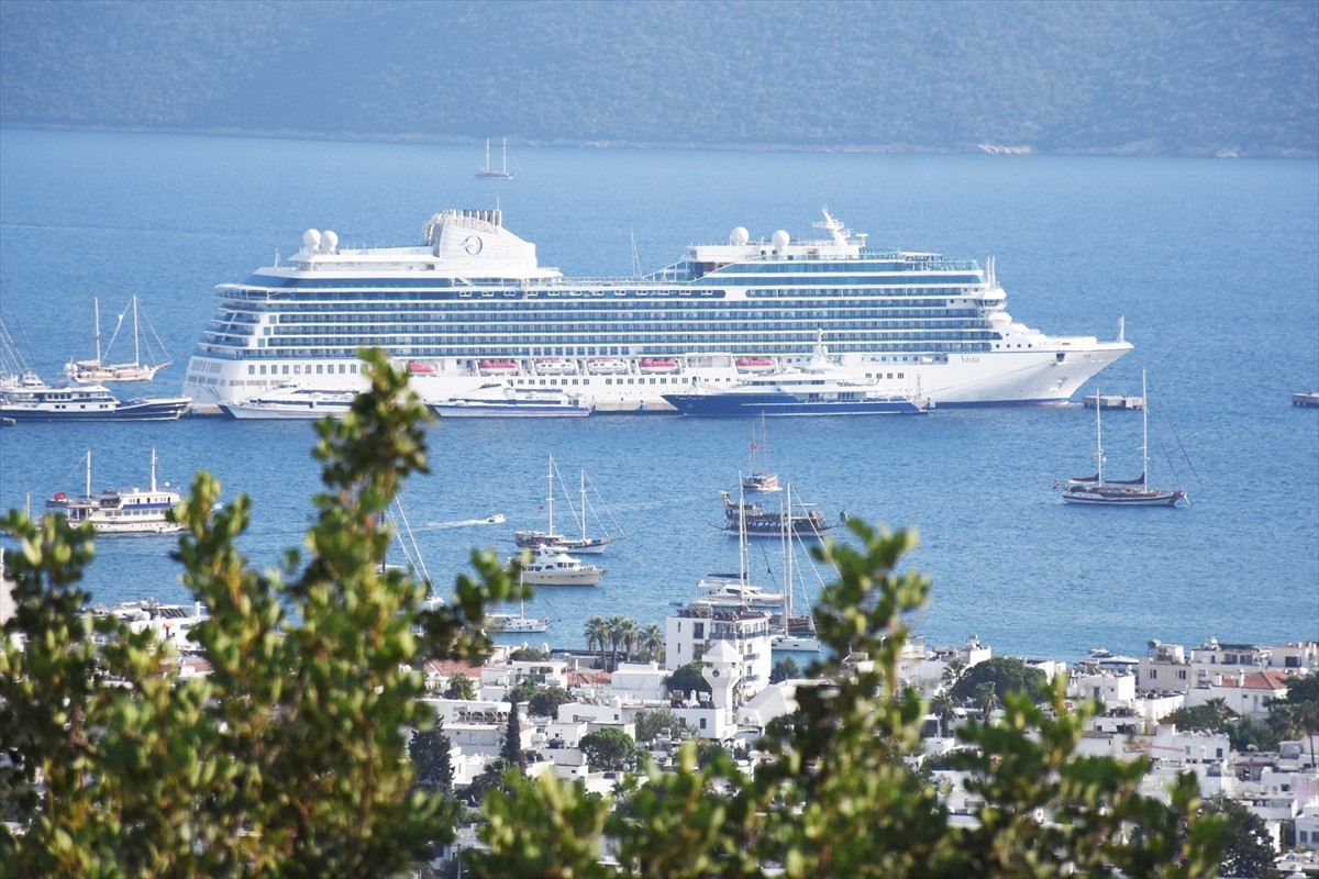 Muğla'nın Bodrum ilçesine "Vista" kruvaziyeri ile 1156 yolcu geldi. Marshall Adaları bayraklı 242...