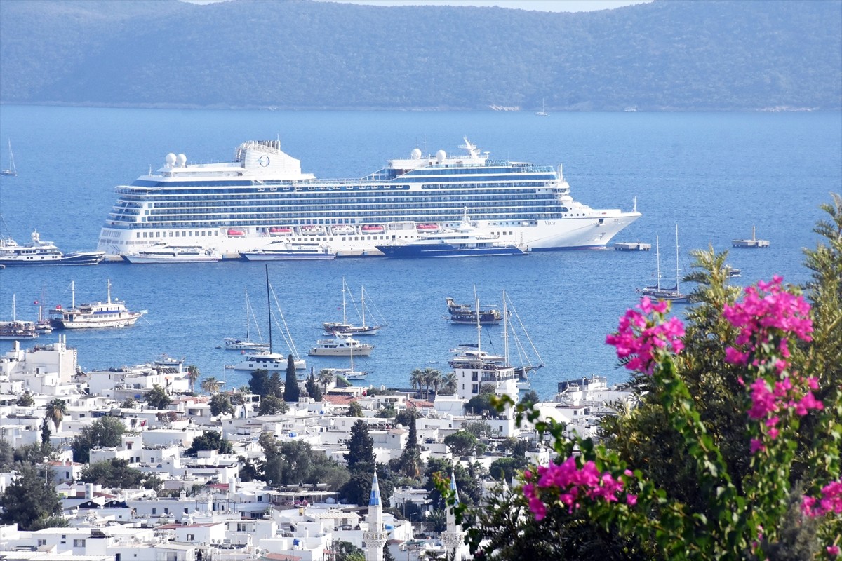 Muğla'nın Bodrum ilçesine "Vista" kruvaziyeri ile 1156 yolcu geldi. Marshall Adaları bayraklı 242...