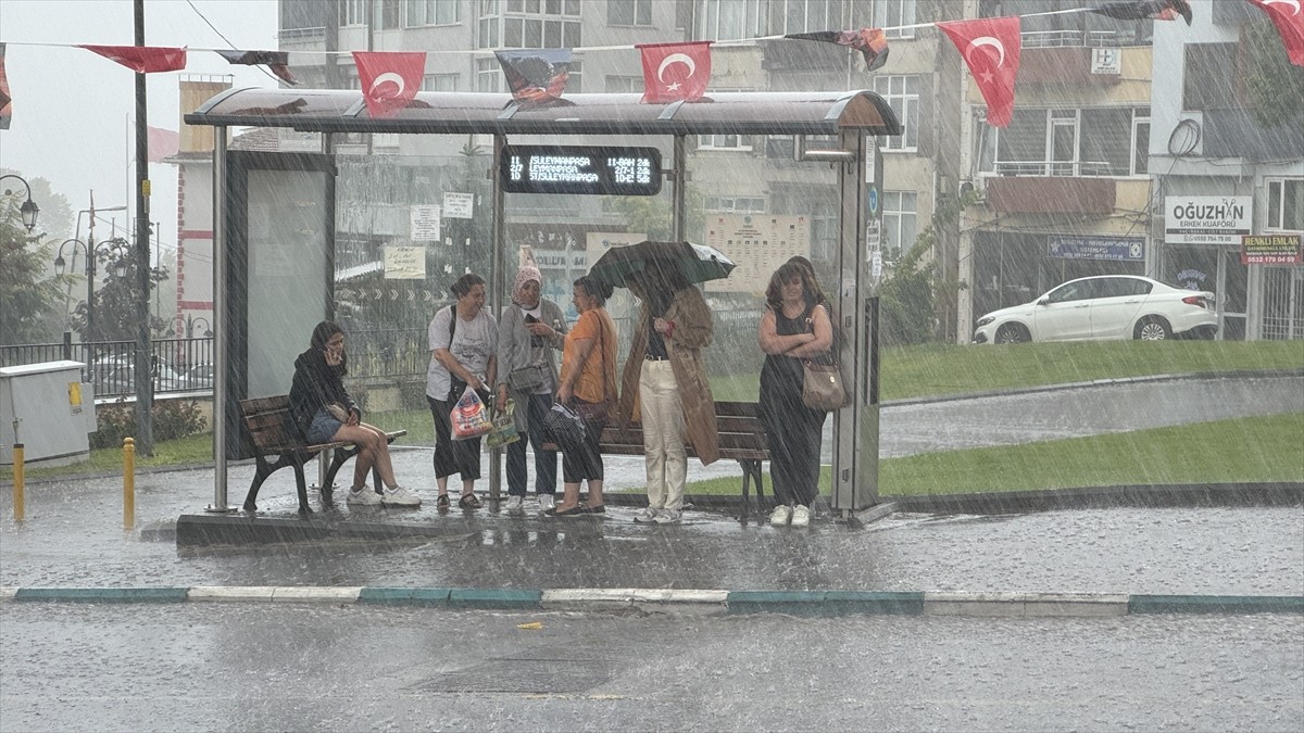 Tekirdağ'da sağanak hayatı olumsuz etkiledi. Yağışa hazırlıksız yakalanan bazı vatandaşlar, otobüs...