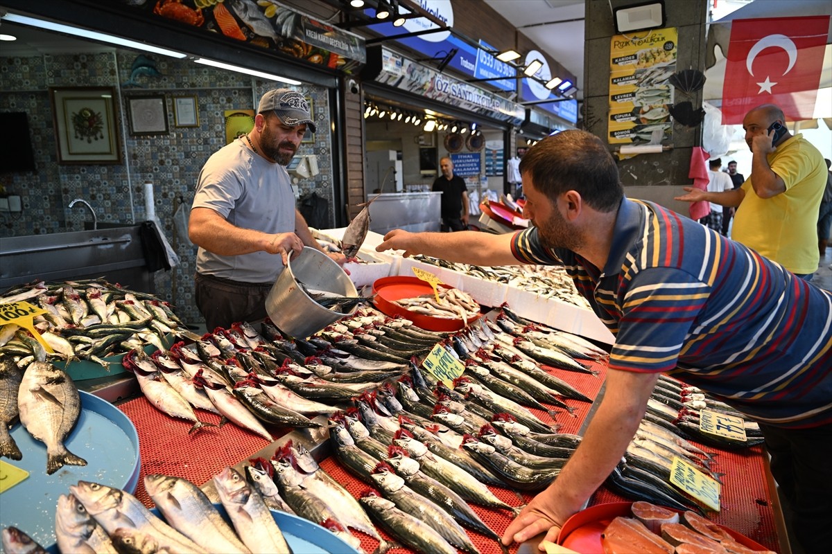 Trabzon'da av yasağının sona ermesiyle denize açılan balıkçıların avladığı palamut, sabahın erken...