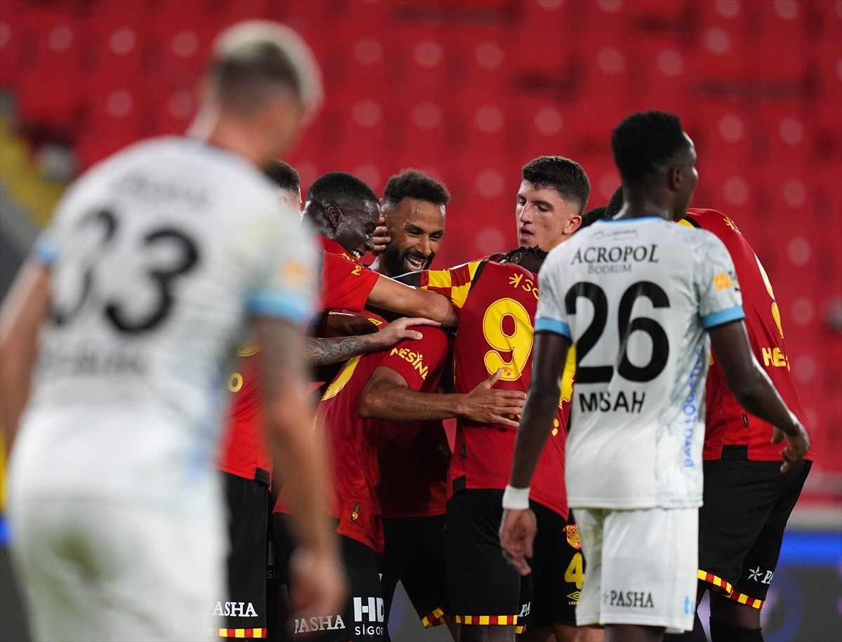 Trendyol Süper Lig'in 4. haftasında Göztepe ile Sipay Bodrum FK takımları, Gürsel Aksel Stadı'nda...