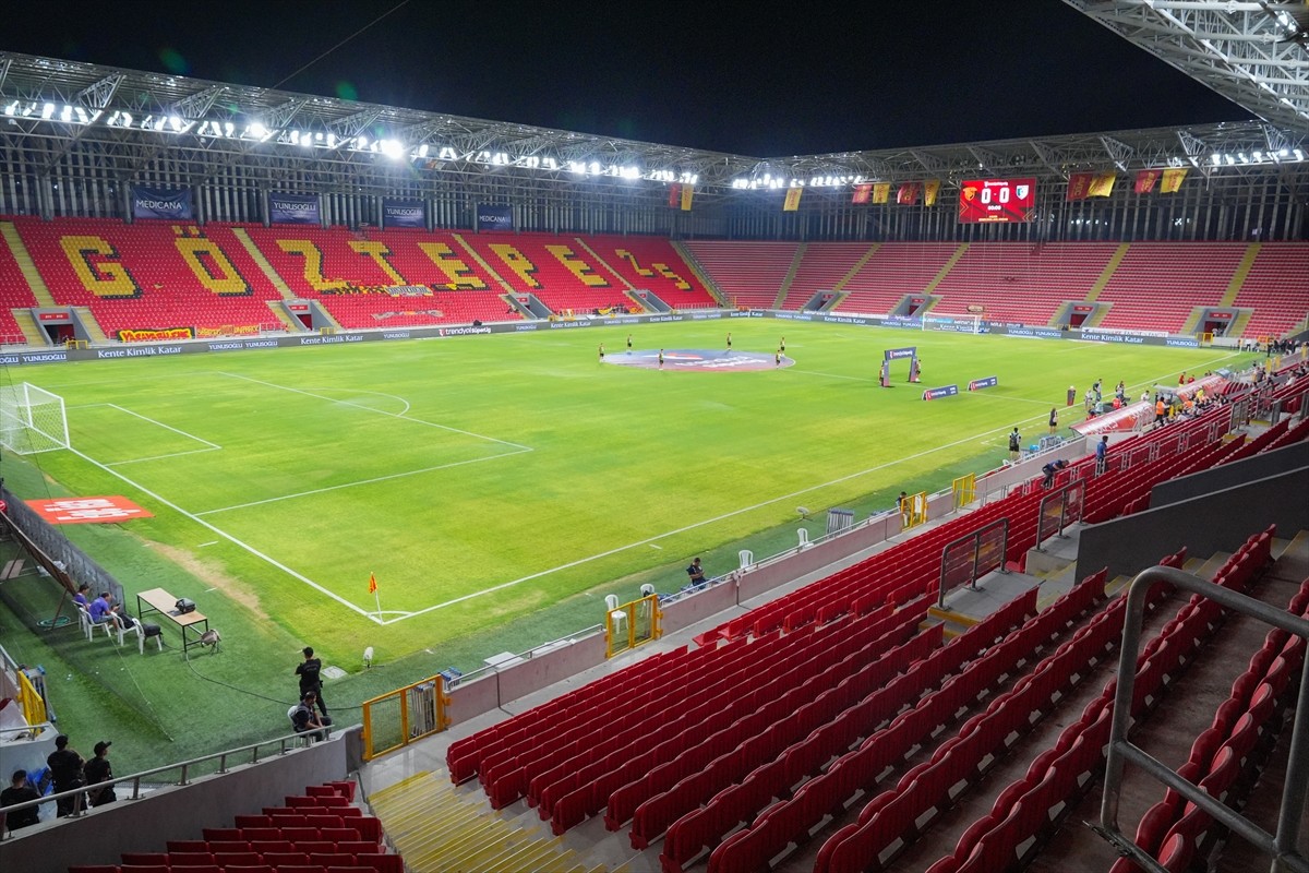 Trendyol Süper Lig'in 4. haftasında Göztepe ile Sipay Bodrum FK takımları, Gürsel Aksel Stadı'nda...