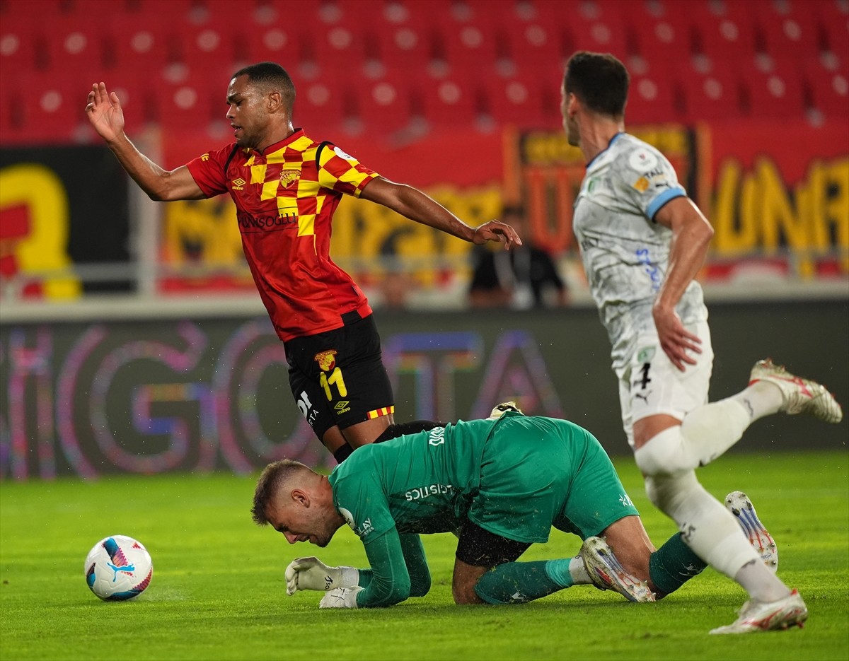 Trendyol Süper Lig'in 4. haftasında Göztepe ile Sipay Bodrum FK takımları, Gürsel Aksel Stadı'nda...