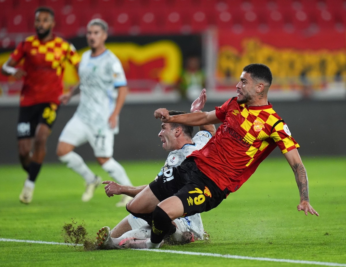 Trendyol Süper Lig'in 4. haftasında Göztepe ile Sipay Bodrum FK takımları, Gürsel Aksel Stadı'nda...