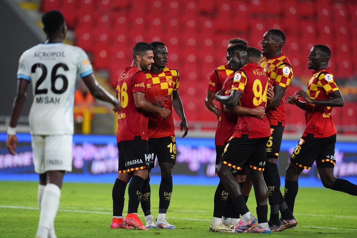 Trendyol Süper Lig'in 4. haftasında Göztepe ile Sipay Bodrum FK takımları, Gürsel Aksel Stadı'nda...