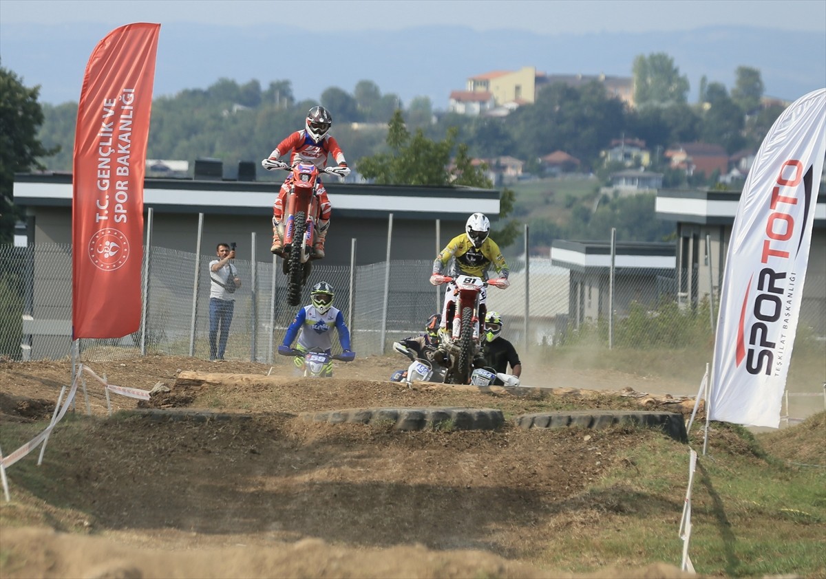 Türkiye Süper Enduro Şampiyonası'nın 3. ayağı, Kocaeli'nin Kartepe ilçesinde yapıldı.