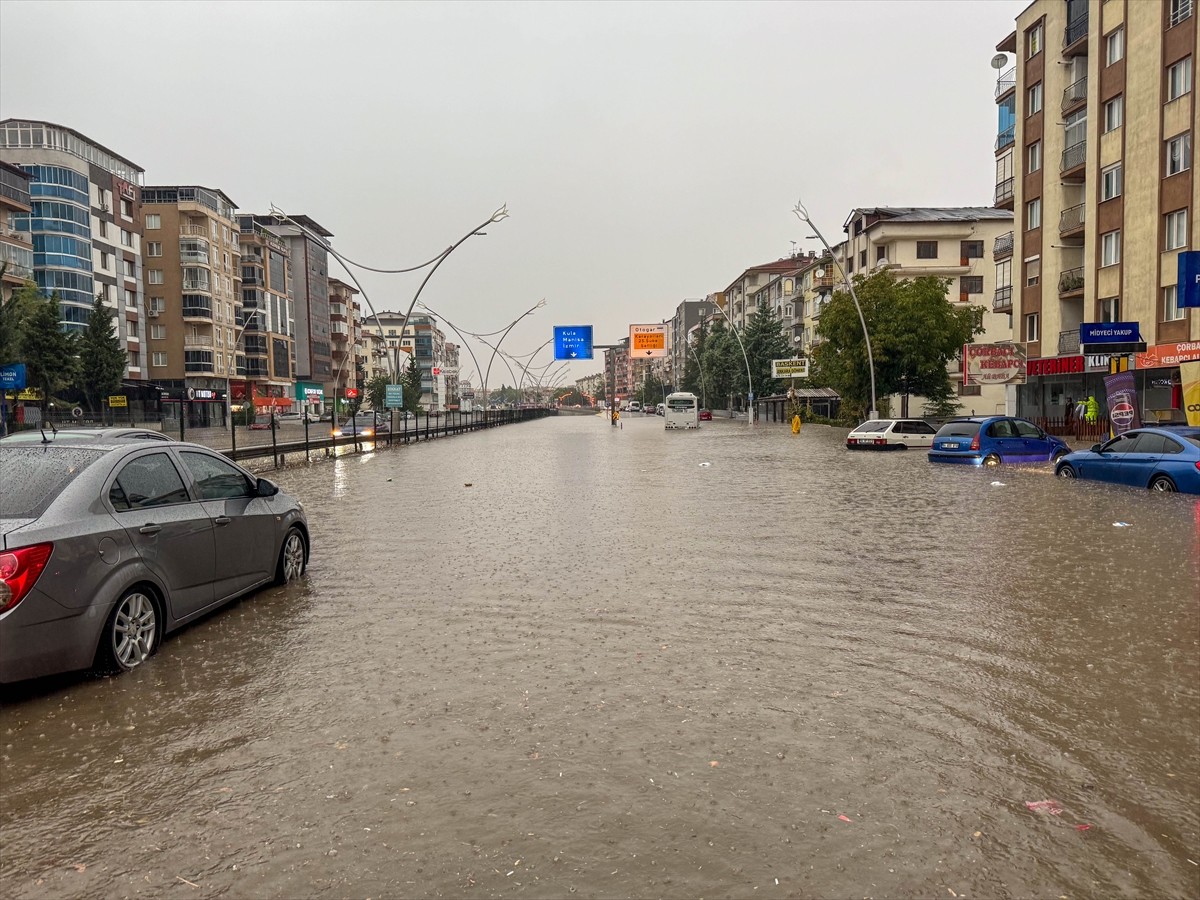 Uşak'ta sağanak hayatı olumsuz etkiledi. Sağanak nedeniyle birçok noktada su birikintileri...