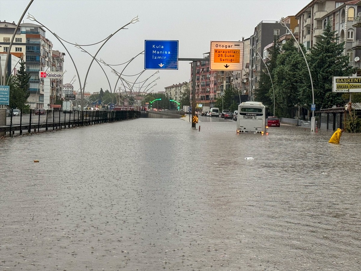 Uşak'ta sağanak hayatı olumsuz etkiledi. Sağanak nedeniyle birçok noktada su birikintileri...