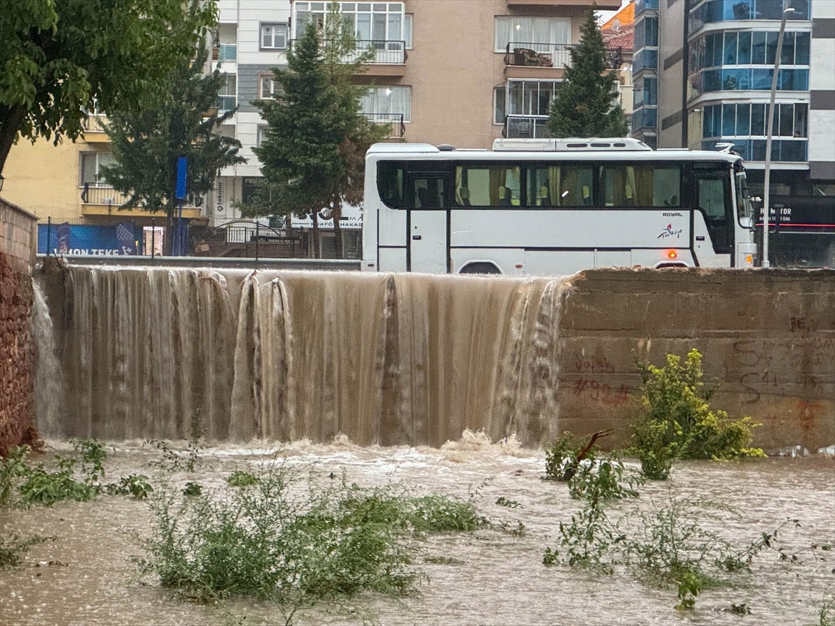 Uşak'ta sağanak hayatı olumsuz etkiledi. Sağanak nedeniyle birçok noktada su birikintileri...