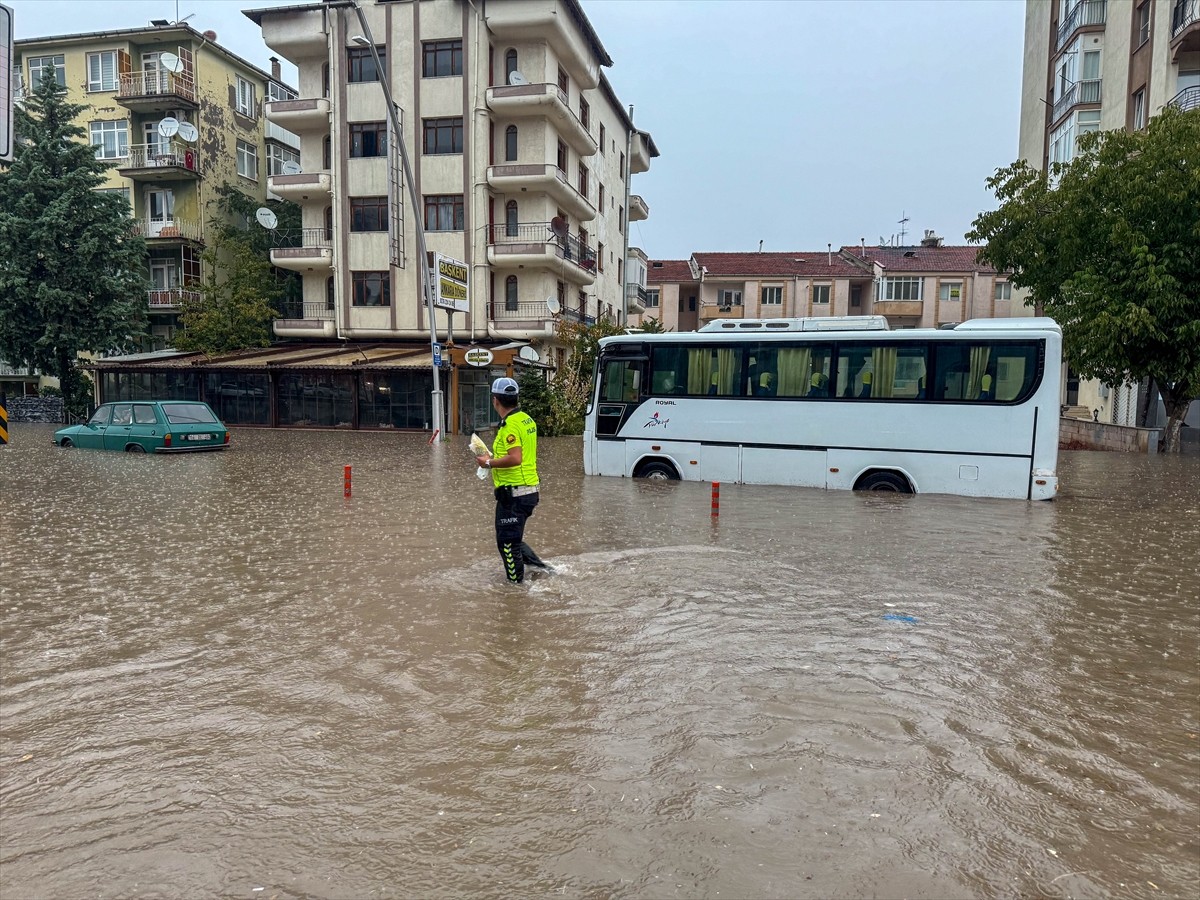 Uşak'ta sağanak hayatı olumsuz etkiledi. Sağanak nedeniyle birçok noktada su birikintileri...