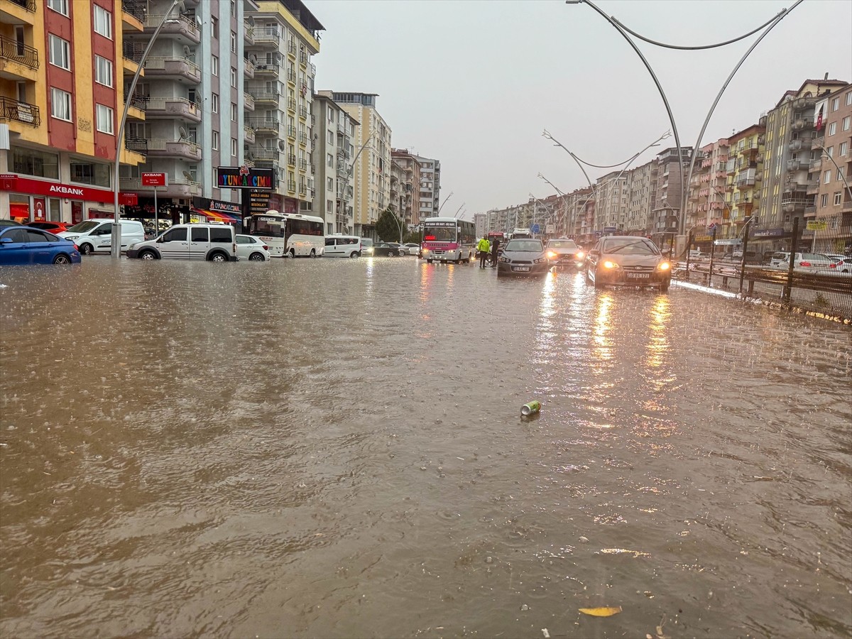 Uşak'ta sağanak hayatı olumsuz etkiledi. Sağanak nedeniyle birçok noktada su birikintileri...