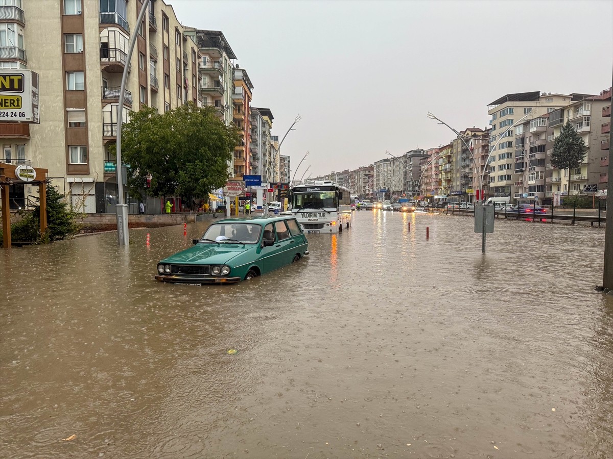 Uşak'ta sağanak hayatı olumsuz etkiledi. Sağanak nedeniyle birçok noktada su birikintileri...