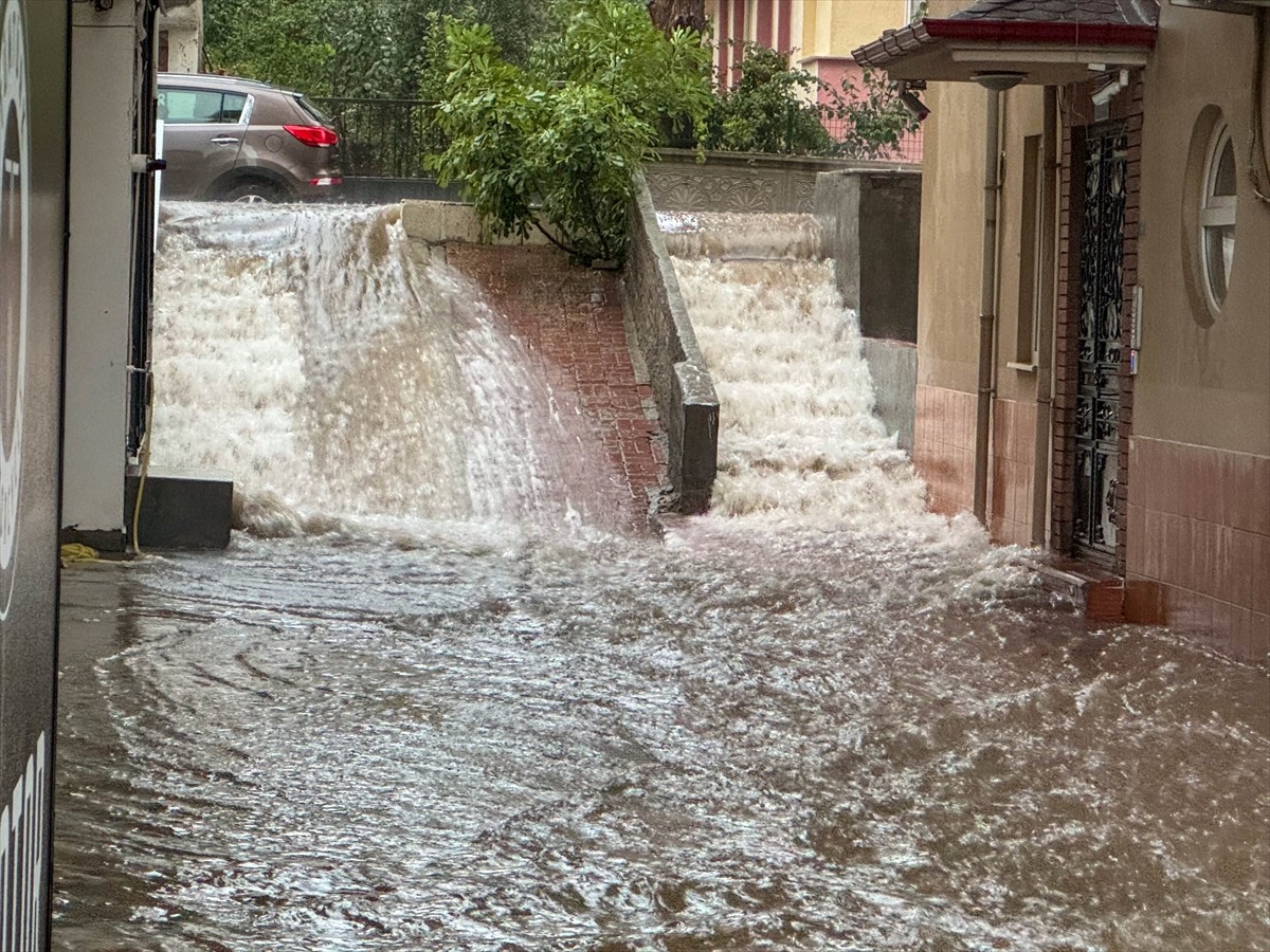 Uşak'ta sağanak hayatı olumsuz etkiledi. Sağanak nedeniyle birçok noktada su birikintileri...