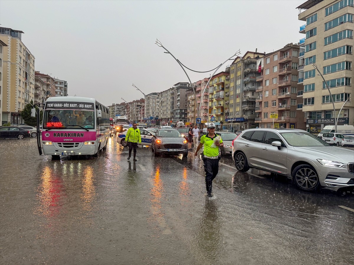 Uşak'ta sağanak hayatı olumsuz etkiledi. Sağanak nedeniyle birçok noktada su birikintileri...