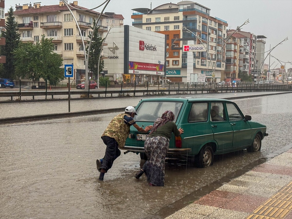 Uşak'ta sağanak hayatı olumsuz etkiledi. Sağanak nedeniyle birçok noktada su birikintileri...