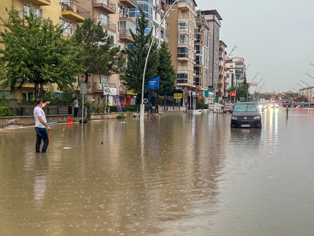 Uşak'ta sağanak hayatı olumsuz etkiledi. Sağanak nedeniyle birçok noktada su birikintileri...