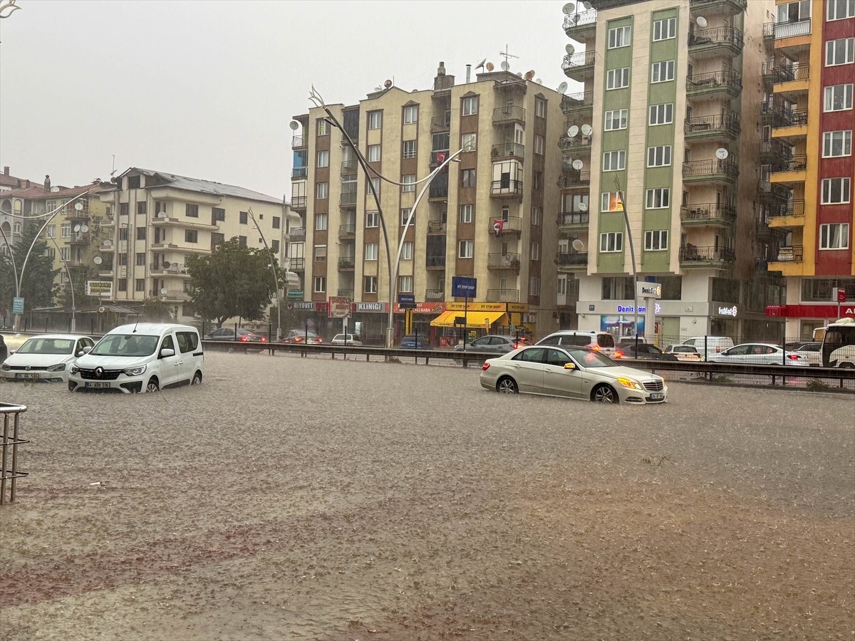 Uşak'ta sağanak hayatı olumsuz etkiledi. Sağanak nedeniyle birçok noktada su birikintileri...