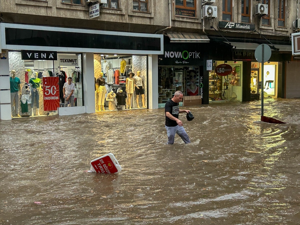 Uşak'ta sağanak hayatı olumsuz etkiledi. Sağanak nedeniyle birçok noktada su birikintileri...