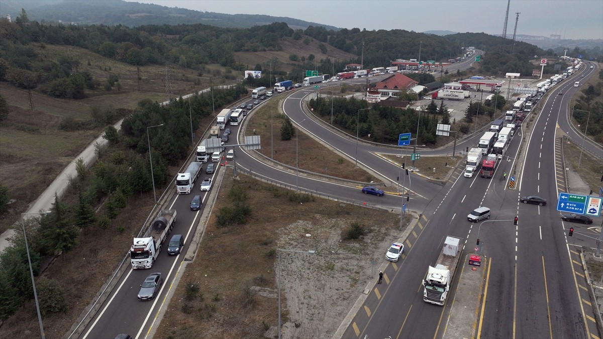 Anadolu Otoyolu Bolu Dağı Tüneli'nde devam eden çalışmalar nedeniyle D-100 kara yolunun Bolu Dağı...